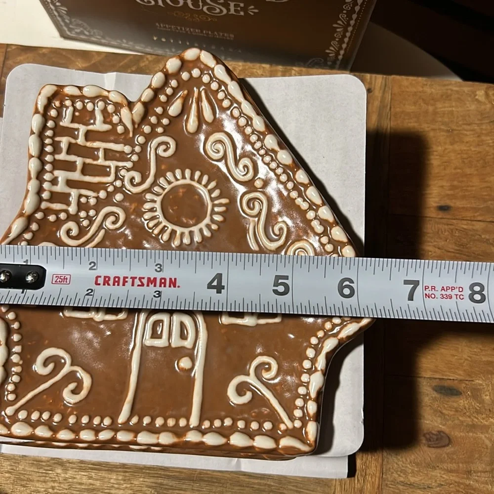 Pottery Barn Gingerbread House Set of 4 Appetizer plates BNIB - Picture 3 of 9